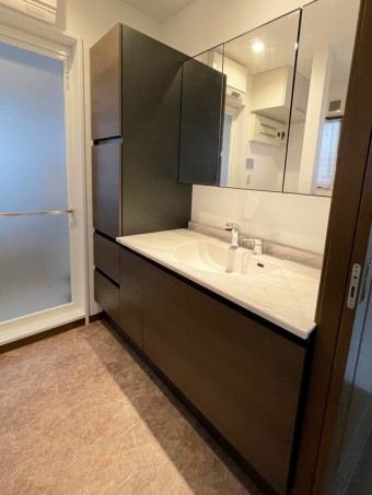 上質な空間を優雅に彩るラピシアカウンター　世田谷区H様邸